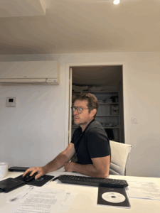 Cyril gaillard rentre de vacances et regarde son agenda de sa semaine de rentrée sur son bureau.